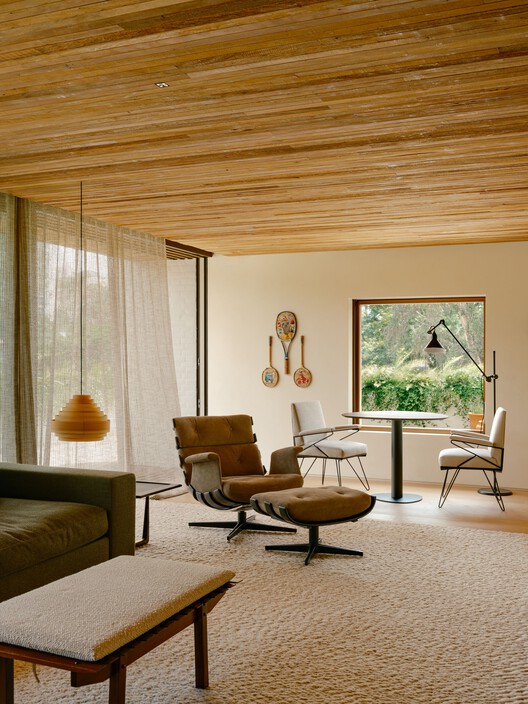 Jacarezinho II House / Felipe Hess Arquitetos Jacarezinho II House / Felipe Hess Arquitetos - Interior Photography, Living Room, Wood, Chair