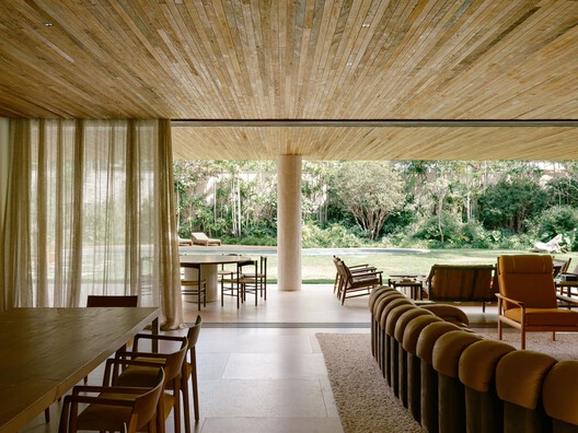 Jacarezinho II House / Felipe Hess Arquitetos Jacarezinho II House / Felipe Hess Arquitetos - Interior Photography, Dining room, Wood, Chair