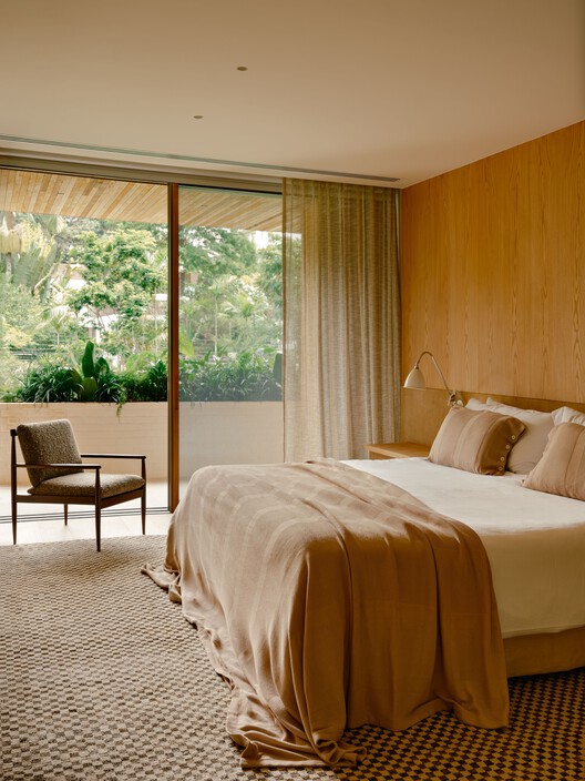 Jacarezinho II House / Felipe Hess Arquitetos Jacarezinho II House / Felipe Hess Arquitetos - Interior Photography, Bedroom, Bed, Wood, Lighting