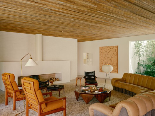 Jacarezinho II House / Felipe Hess Arquitetos Jacarezinho II House / Felipe Hess Arquitetos - Interior Photography, Living Room, Wood, Sofa, Lighting, Table, Chair
