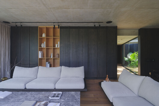 Courtyard House / Estudio Simbiosis - Interior Photography, Living Room, Wood, Sofa, Concrete