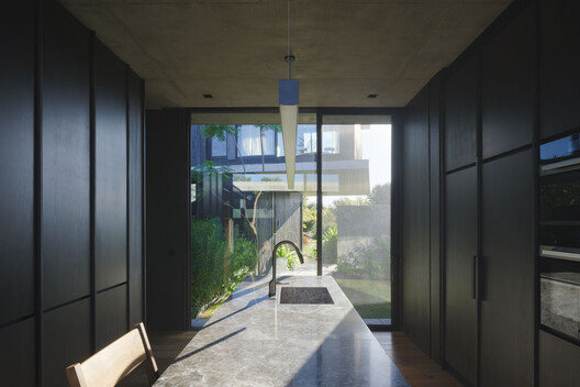 Courtyard House / Estudio Simbiosis - Interior Photography, Glass, Concrete