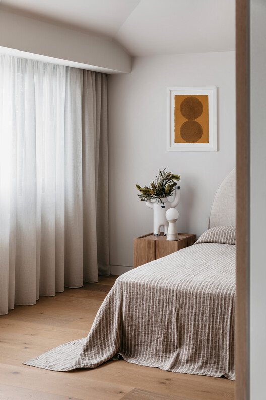 The Gentle House / the Stylesmiths The Gentle House / the Stylesmiths - Interior Photography, Bedroom, Bed, Wood, Lighting