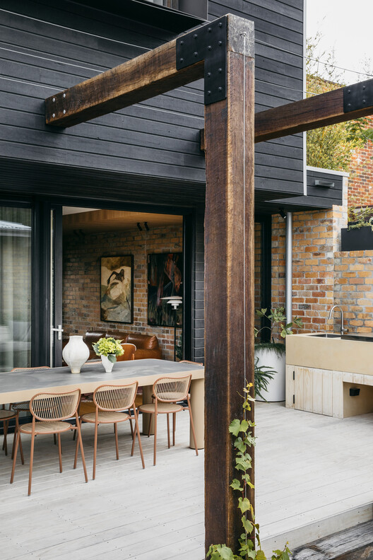 The Gentle House / the Stylesmiths The Gentle House / the Stylesmiths - Exterior Photography, Wood, Brick, Beam, Concrete, Patio