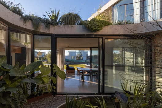 Casa GP / AtelierM - Fotografía exterior, Jardín, Concreto, Patio interior