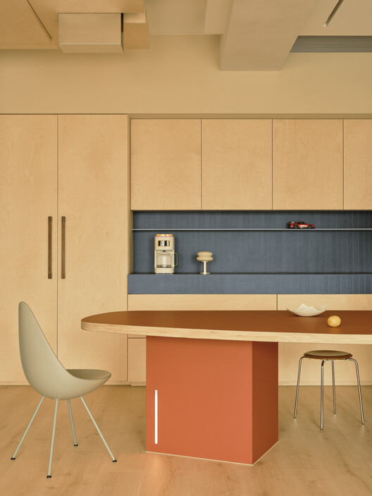 Casa We / longwave studio - Fotografia de Interiores, Cozinha, Madeira, Mesa, Iluminação, Cadeira, Prateleira