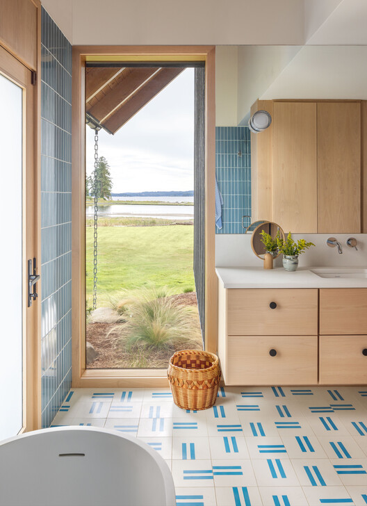 Dyes Inlet House / SHED Architecture & Design Dyes Inlet House / SHED Architecture & Design - Interior Photography, Bathroom, Wood, Sink