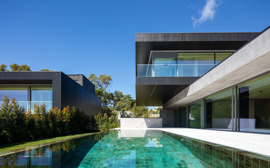 Condominium 4 Houses in Cascais / Humberto Conde Arquitectos Condominium 4 Houses in Cascais / Humberto Conde Arquitectos - Exterior Photography, Courtyard