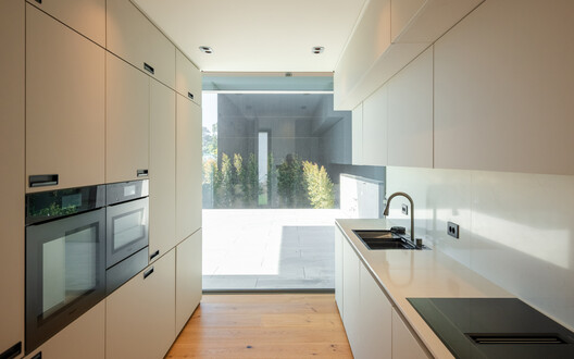 Condominium 4 Houses in Cascais / Humberto Conde Arquitectos Condominium 4 Houses in Cascais / Humberto Conde Arquitectos - Interior Photography, Kitchen, Wood, Countertop, Glass