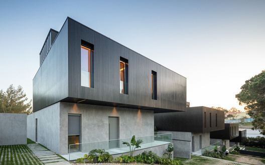 Condominium 4 Houses in Cascais / Humberto Conde Arquitectos Condominium 4 Houses in Cascais / Humberto Conde Arquitectos - Exterior Photography, Concrete