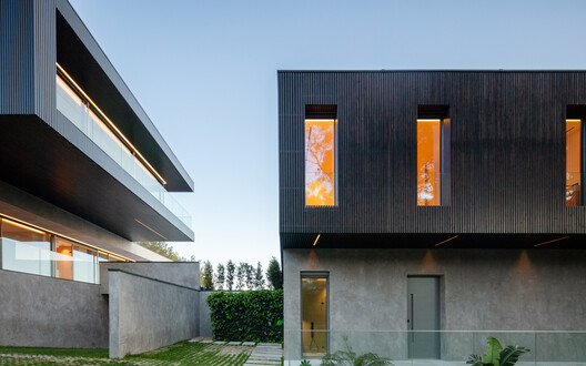 Condominium 4 Houses in Cascais / Humberto Conde Arquitectos Condominium 4 Houses in Cascais / Humberto Conde Arquitectos - Exterior Photography, Concrete