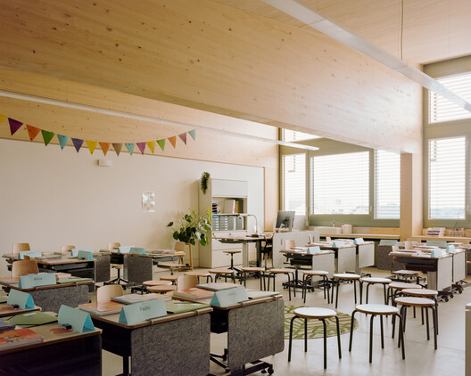 Primary School Wiesental / PENZISBETTINI Architekten Primary School Wiesental / PENZISBETTINI Architekten - Interior Photography, Dining room, Table, Chair