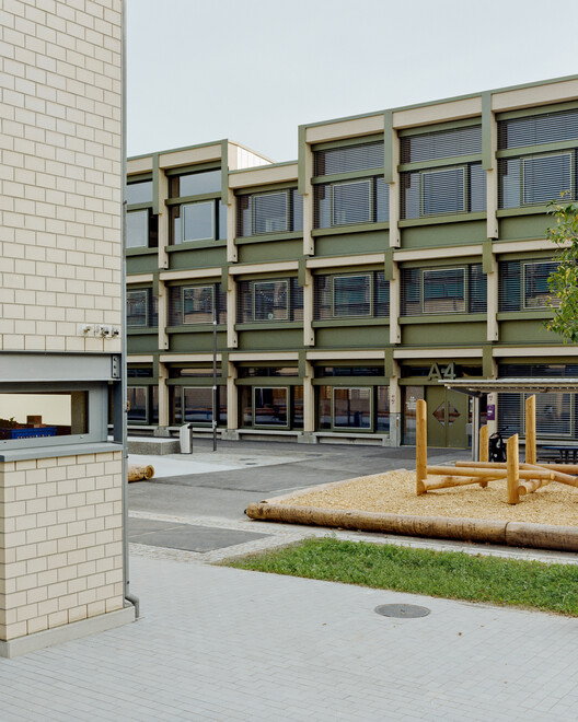 Primary School Wiesental / PENZISBETTINI Architekten Primary School Wiesental / PENZISBETTINI Architekten - Exterior Photography, Concrete, Balcony