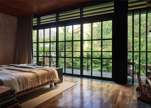 Villa Suki / Alexis Dornier Villa Suki / Alexis Dornier - Interior Photography, Bedroom, Wood, Lighting, Bed, Glass