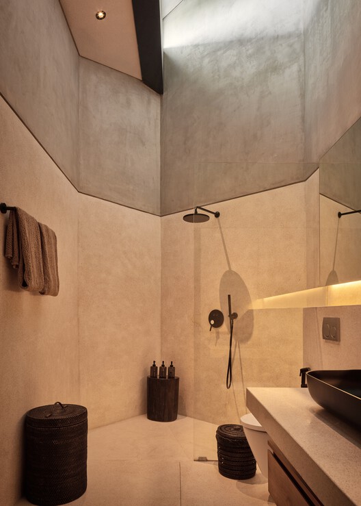 Villa Suki / Alexis Dornier Villa Suki / Alexis Dornier - Interior Photography, Bathroom, Lighting, Sink