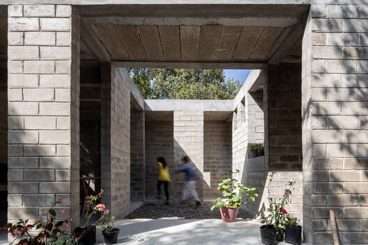 Beyond Emergency Shelters: Modular and Vernacular Architecture in Post-Earthquake Reconstruction Beyond Emergency Shelters: Modular and Vernacular Architecture in Post-Earthquake Reconstruction - Image 3 of 8