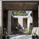 超越应急避难所：震后重建中的模块化与乡土建筑 - Image 2 of 4