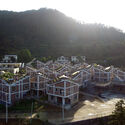 超越应急避难所：震后重建中的模块化与乡土建筑 - Image 3 of 4