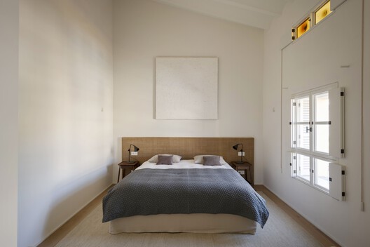 Former Printing Press Refurbishment / Bastidas Architecture Former Printing Press Refurbishment / Bastidas Architecture - Interior Photography, Bedroom, Bed, Wood, Lighting