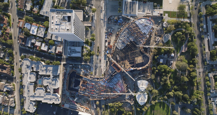 “以混凝土筑就瑞士腕表”：克拉克建设集团谈 LACMA 大卫·格芬展厅 - 主图