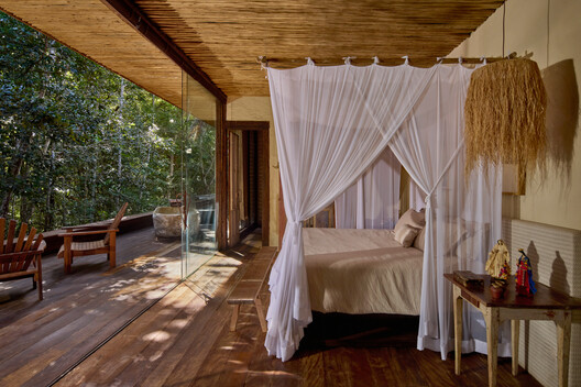 Roots House / Studio Gontijo Arquitetura - Interior Photography, Bedroom, Wood, Lighting, Deck, Chair, Bed