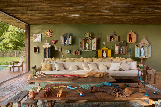 Roots House / Studio Gontijo Arquitetura - Interior Photography, Living Room, Sofa, Wood, Lighting, Table