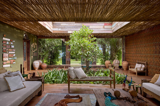 Roots House / Studio Gontijo Arquitetura - Interior Photography, Living Room, Wood, Chair, Garden