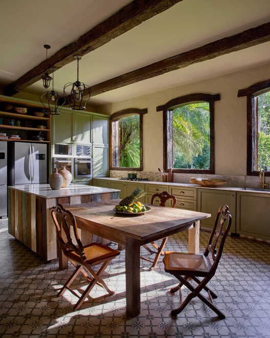 Roots House / Studio Gontijo Arquitetura - Interior Photography, Table, Wood, Chair, Lighting, Kitchen, Countertop