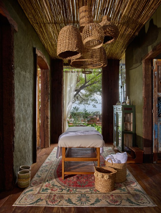 Roots House / Studio Gontijo Arquitetura - Interior Photography, Bedroom, Wood, Lighting, Chair