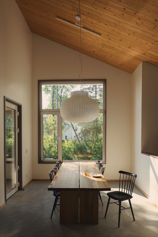 Cabaña en el Lago Wabamun / Josh Kjenner - Fotografía interior, Madera, Iluminación, Mesas, Sillas