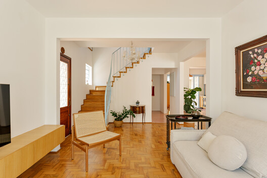 BF2 House / Peninsula Arquitetura BF2 House / Peninsula Arquitetura - Interior Photography, Living Room, Wood, Sofa, Door, Stairs