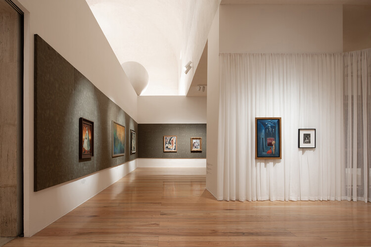 Exhibition Design for Constelaciones y derivas: arte de América Latina desde la Colección FEMSA / Max von Werz Arquitectos + Maurici Mesta Arquitectos