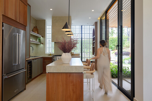 L.A. House / Emedos Proyectos L.A. House / Emedos Proyectos - Interior Photography, Kitchen, Wood, Countertop, Door, Chair