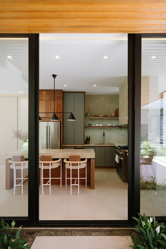 L.A. House / Emedos Proyectos L.A. House / Emedos Proyectos - Interior Photography, Kitchen, Wood, Door, Glass, Table, Countertop, Chair