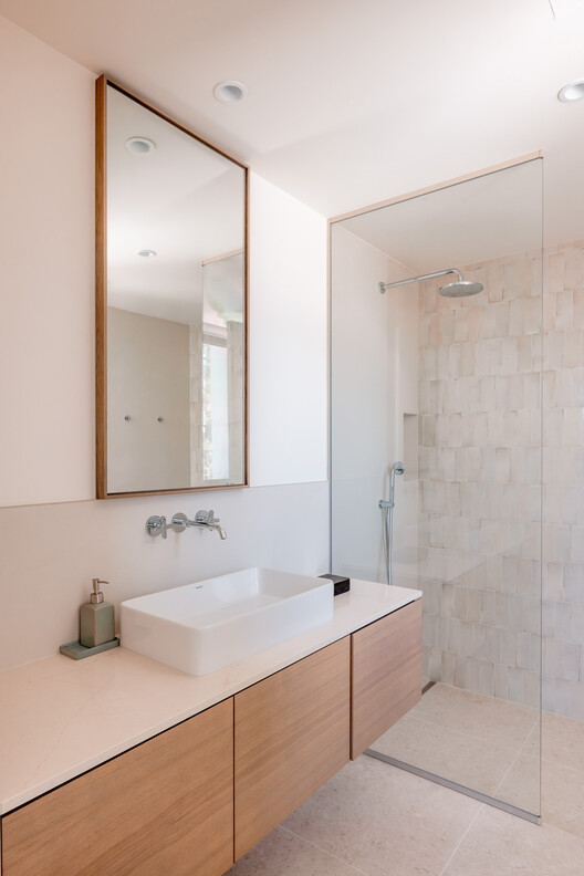 Vila Talha / Contacto Atlântico - Interior Photography, Bathroom, Sink, Countertop, Glass