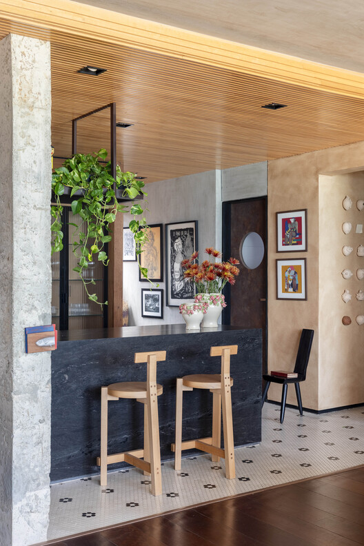 Veredas Apartment / Novais Arquitetura Veredas Apartment / Novais Arquitetura - Interior Photography, Wood, Table, Lighting, Chair, Glass
