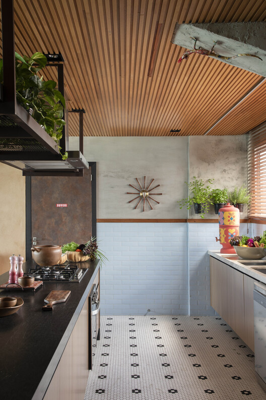Veredas Apartment / Novais Arquitetura Veredas Apartment / Novais Arquitetura - Interior Photography, Kitchen, Wood, Countertop, Lighting