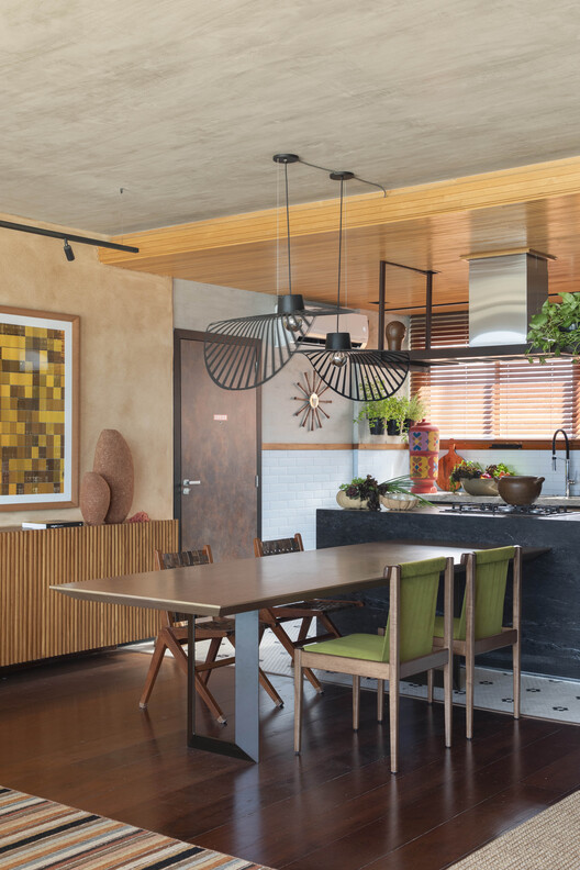 Veredas Apartment / Novais Arquitetura Veredas Apartment / Novais Arquitetura - Interior Photography, Wood, Lighting, Table, Chair