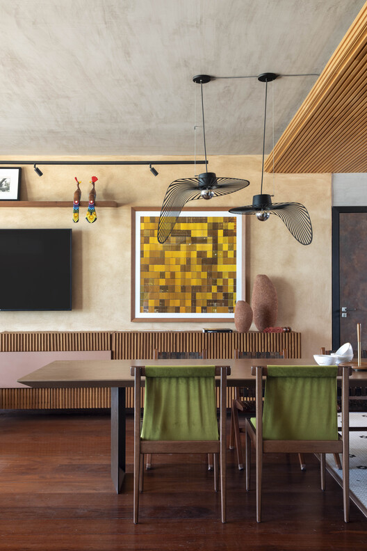 Veredas Apartment / Novais Arquitetura Veredas Apartment / Novais Arquitetura - Interior Photography, Wood, Lighting, Table, Chair