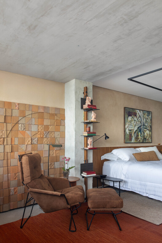 Veredas Apartment / Novais Arquitetura Veredas Apartment / Novais Arquitetura - Interior Photography, Bedroom, Wood, Chair, Table, Lighting