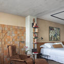 Veredas Apartment / Novais Arquitetura - Interior Photography, Apartment Interiors, Bedroom, Chair, Table, Lighting