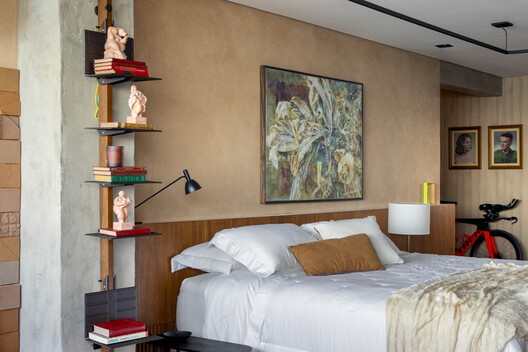 Veredas Apartment / Novais Arquitetura Veredas Apartment / Novais Arquitetura - Interior Photography, Bedroom, Bed, Lighting, Shelving