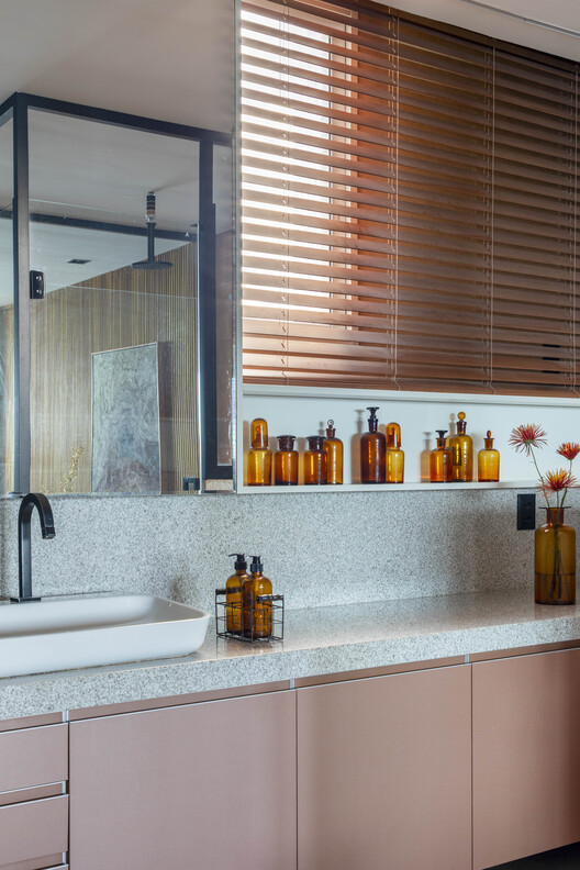 Veredas Apartment / Novais Arquitetura Veredas Apartment / Novais Arquitetura - Interior Photography, Bathroom, Countertop, Lighting, Sink, Kitchen, Glass