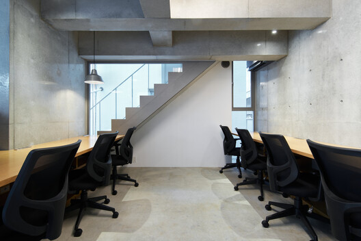 Koenji Office Building / SO&CO. Koenji Office Building / SO&CO. - Interior Photography, Glass, Chair
