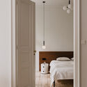 Interior de un apartamento en el barrio de Łazarz en Poznań / LBWA - fotografía interior, dormitorio, madera, puerta