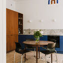 Interior de un apartamento en el distrito de Łazarz de Poznań / LBWA - fotografía interior, comedor, madera, mesa, iluminación, sillas