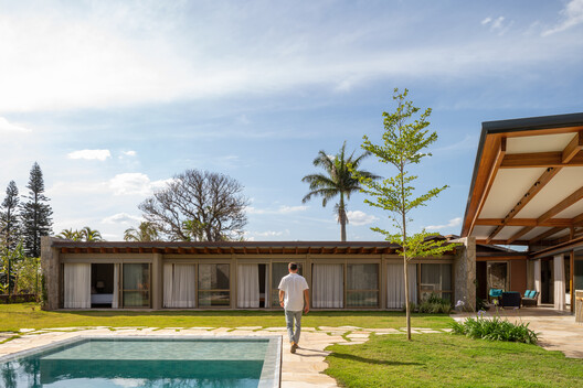 MA House – Atibaia / Estúdio Rossi Arquitetos MA House – Atibaia / Estúdio Rossi Arquitetos - Exterior Photography, Garden, Courtyard