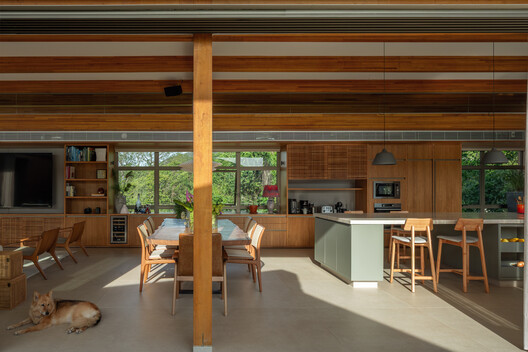 MA House – Atibaia / Estúdio Rossi Arquitetos MA House – Atibaia / Estúdio Rossi Arquitetos - Interior Photography, Kitchen, Wood, Beam, Chair, Countertop