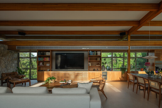 MA House – Atibaia / Estúdio Rossi Arquitetos MA House – Atibaia / Estúdio Rossi Arquitetos - Interior Photography, Living Room, Wood, Table, Chair, Beam