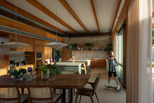MA House – Atibaia / Estúdio Rossi Arquitetos MA House – Atibaia / Estúdio Rossi Arquitetos - Interior Photography, Dining room, Wood, Table, Chair, Beam